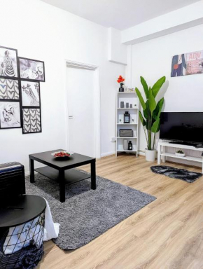 Luxury 1 Bed Service Apartment with Parking